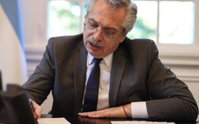 El Presidente firmó el decreto para convertir los planes sociales en empleo genuino